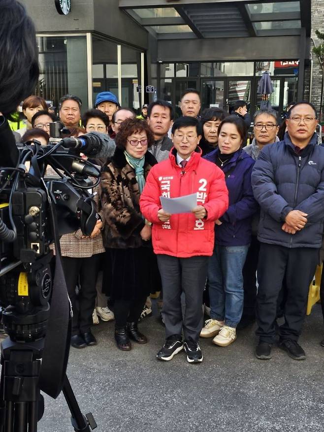 박용호 예비후보가 국민의힘 중앙당사 앞에서 국민의힘 선거구 공천 절차에  관해 촉구하고 있다. [이미지제공=박용호 예비후보 선거사무실]