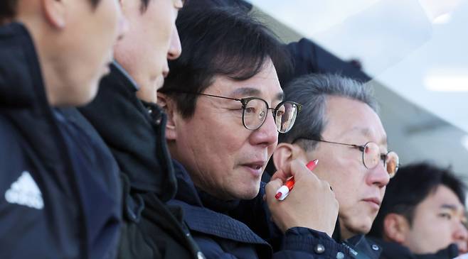 지난 2일 오후 광주축구전용구장에서 열린 하나은행 K리그1 2024 1라운드 광주FC와 FC서울의 경기에서 황선홍 축구 국가대표팀 임시 감독이 경기를 지켜보고 있다. /뉴스1