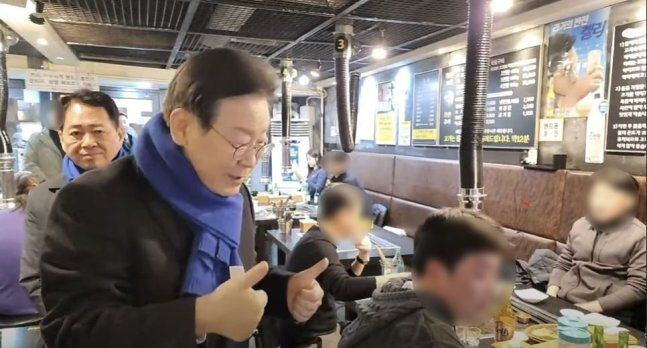 지난 8일 자신의 지역구인 인천 계양을에서 선거 운동을 하던 중 한 테이블에 앉은 청년을 향해 "설마 2찍 아니겠지"라고 말하는 이재명 더불어민주당 대표. /이재명 유튜브