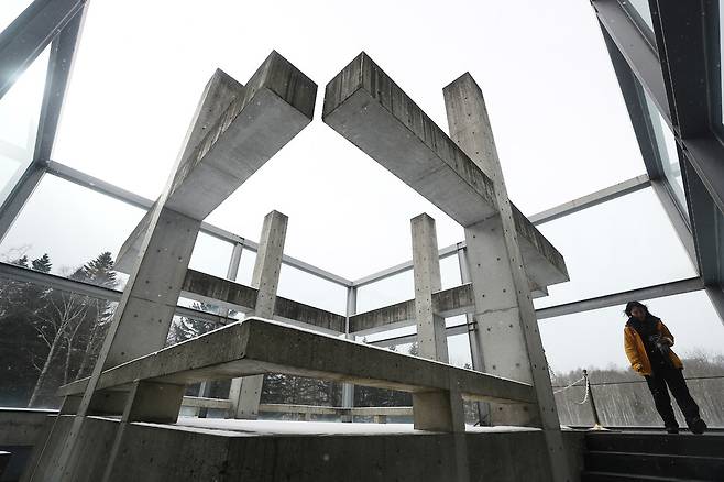 안도 다다오가 만든 ‘물의 교회’ 옥상. 4개의 십자가가 마주 보며 서 있다. 박미향 기자