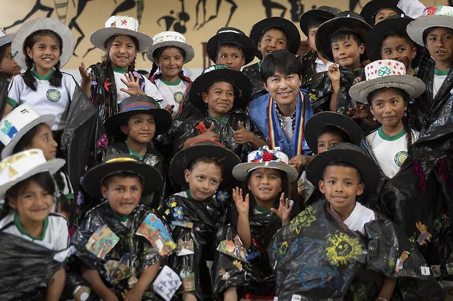 정우성 유엔난민기구(UNHCR) 친선대사(가운데)가 지난달 20일 콜롬비아 남서부 산악지대 도시 파스토의 원주민 농산업학교에서 자신을 환대해 준 아이들과 기념 사진을 찍고 있다. UNHCR 제공