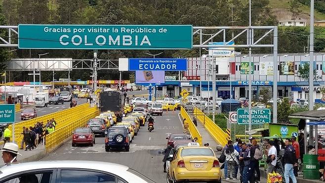콜롬비아 남단의 국경도시 이피알레스와 건너편 에콰도르를 잇는 루미차카 다리는 서로 다른 목적지로 향하는 강제실향민들의 주요 경유지다. UNHCR 제공