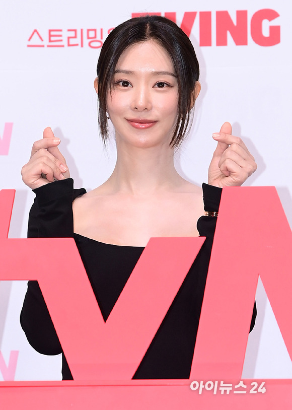 '상큼 하트로 마무리' 배우 이주빈이 7일 오전 서울 구로구 라마다호텔에서 열린 tvN 새 토일드라마 '눈물의 여왕'(극본 박지은 연출 장영우 김희원) 제작발표회에 참석하고 있다. [사진=정소희 기자]