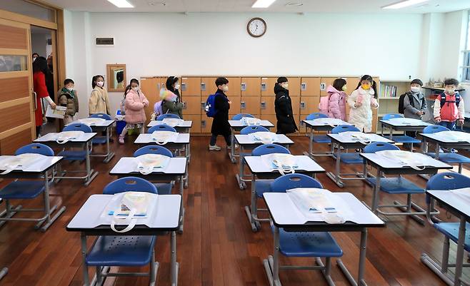 지난해 3월 서울 강동구 강빛초등학교에서 열린 신입생 입학식에서 1학년 어린이들이 교실에 들어서고 있다. [뉴스1]