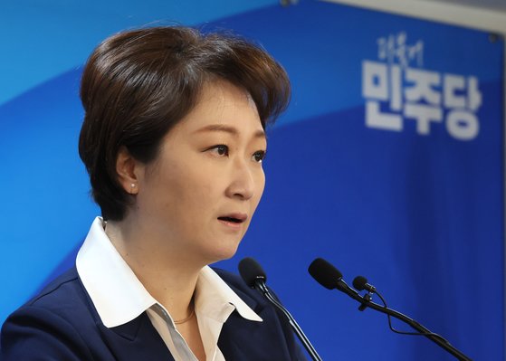 더불어민주당에 최근 복당한 이언주 전 의원이 지난 1일 서울 여의도 중앙당사에서 제22대 총선 경기 용인정 출마 선언 기자회견을 하고 있다. 연합뉴스