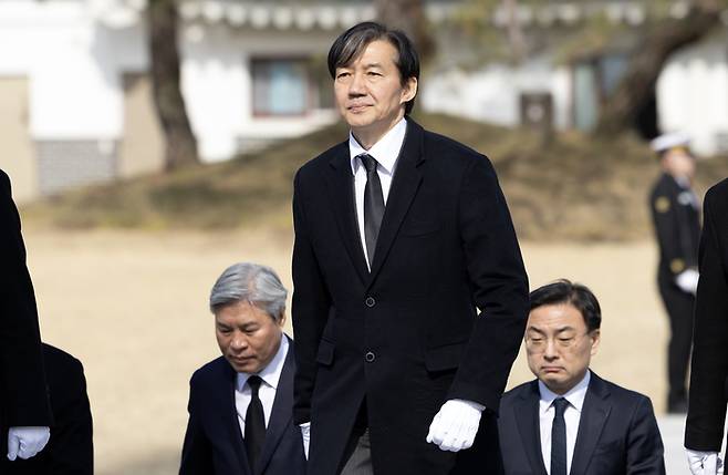 조국 조국혁신당 대표와 서왕진 정책총괄(왼쪽), 신장식 대변인이 3월  4일 오후 국립서울현충원 현충탑을 참배하고 있다. /연합