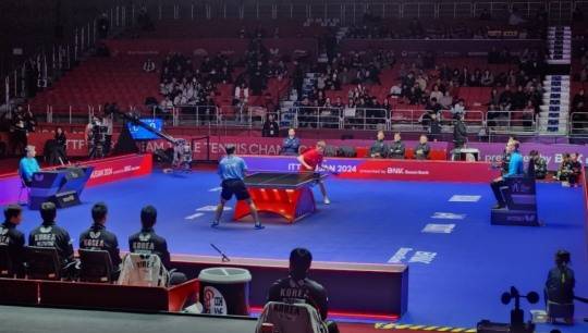 2024 부산 세계탁구선수권대회 한국 경기에서 2명의 엄파이어가 심판을 맡고 있는 모습.