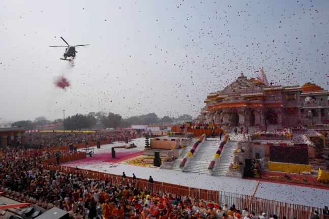 인도 북부 우타르프라데시주 아요디아에 건립된 힌두교 라마신 사원에서 지난 1월 22일(현지시간) 열린 축성식에 많은 이가 참석한 가운데 인도 공군 헬기가 꽃잎을 뿌리고 있다.[AP]