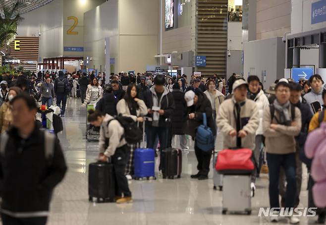 [인천공항=뉴시스] 정병혁 기자 = 지난달 23일 인천국제공항 출국장에서 여행객들이 이동하고 있다. 2024.02.23. jhope@newsis.com