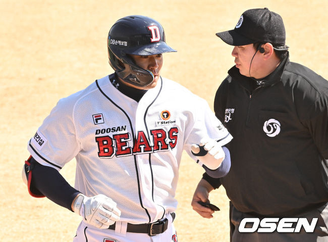 [OSEN=이천, 조은정 기자]1회말 1사 1루 두산 김재환이 역전 투런 홈런을 날린 뒤 베이스르 돌고 있다. 2024.03.09 /cej@osen.co.kr