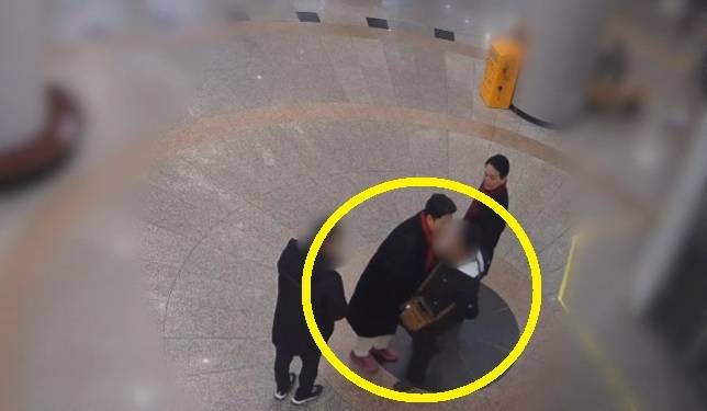 7일 인천 계양역 인근에서 60대 남성이 이천수씨에게 다가가 폭행하는 모습이 담긴&nbsp;폐쇄회로(CC)TV 장면. 연합뉴스