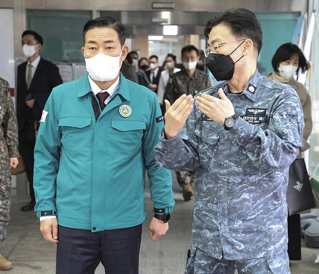 신원식 국방부 장관(왼쪽)이 지난 5일 대전 유성구 국군대전병원을 방문해 이국종 국군대전병원장으로부터 응급실 운영 현황에 대한 보고를 받고 있다. 국방부 제공