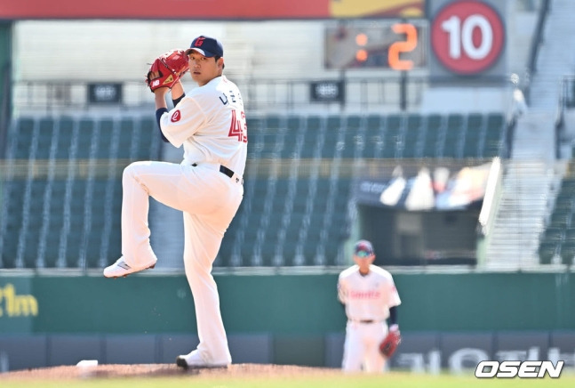 롯데 나균안이 9일 부산 사직야구장에서 열린 SSG 랜더스와 2024 신한 SOL Bank KBO 리그 시범경기 개막전에서 투구하고 있다. 그의 뒤로 피치클락 타이머가 보이고 있다.