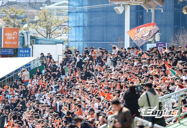 9일 대전 한화생명이글스파크에서 열린  삼성 라이온즈와 2024 신한 SOL뱅크 KBO 시범경기에 가득 들어찬 한화 이글스 팬들. /사진=한화 이글스