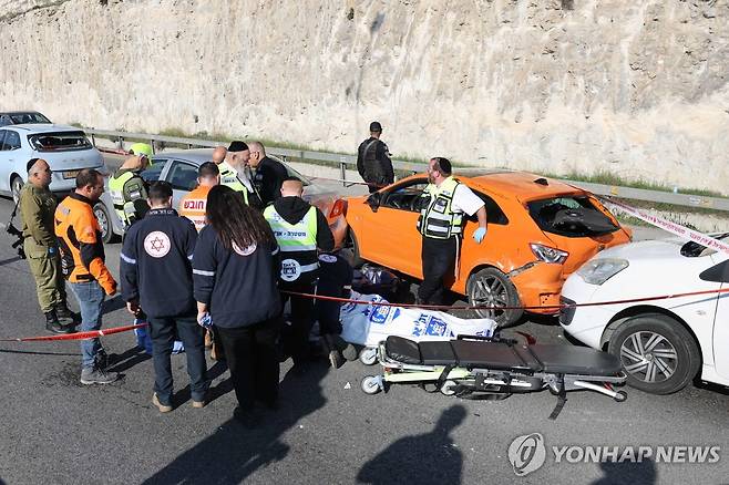 서안지구 유대인 정착촌 총격 사건 현장 (마알레아두밈 AFP=연합뉴스) 요르단강 서안 마알레 아두밈의 이스라엘 정착촌에서 22일(현지시간) 총격 사건이 일어나 경찰이 현장을 수습하고 있다. 경찰은 "테러리스트 3명"이 자동차 여러 대를 향해 기관총을 난사해 8명이 다쳤다고 밝혔다. 2024.02.22 kjw@yna.co.kr