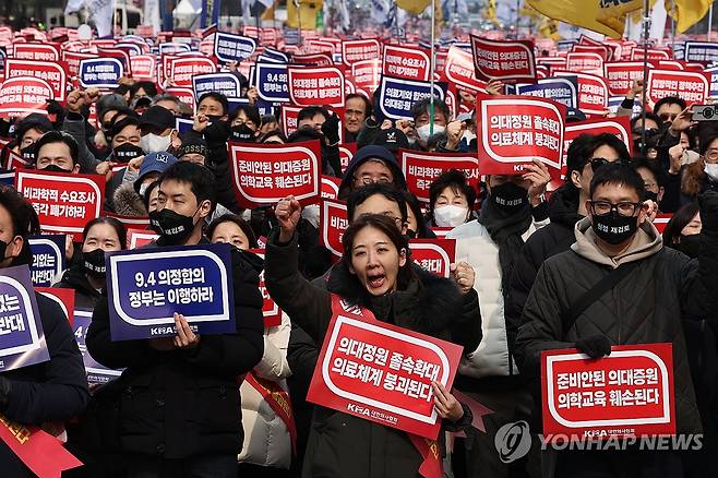 의대정원 증원 및 필수의료 패키지 저지를 위한 전국의사 총궐기대회 (서울=연합뉴스) 윤동진 기자 = 3월 3일 오후 서울 여의도공원 옆 여의대로 인근에서 열린 의대정원 증원 및 필수의료 패키지 저지를 위한 전국의사 총궐기대회 [연합뉴스 자료사진]