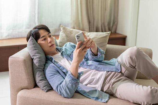 자신도 모르게 겪게 되는 전자파 피해를 줄이고 싶다면, 전자기기 사용을 자제하거나 시간을 줄이고 멀리 떨어지는 것이 가장 효과적인 방법이다. [사진=클립아트코리아]