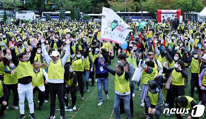 '건강한마당&손목닥터 9988 걷기 챌린지'에 참가한 시민들이 '손목닥터 9988' 퍼포먼스를 진행하고 있다.  2022.10.10/뉴스1 ⓒ News1 김진환 기자