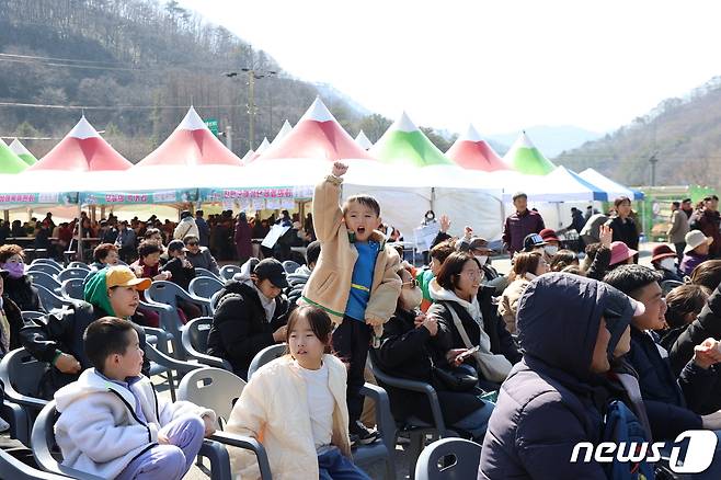 10일 전북자치도 진안군 운이암반일암 삼거광장에서 진안고원 운장산 고로쇠 축제가 열리고 있는 가운데 한 어린이가 손을 번쩍 들고 있다..(진안군 제공)2024.3.10/뉴스1