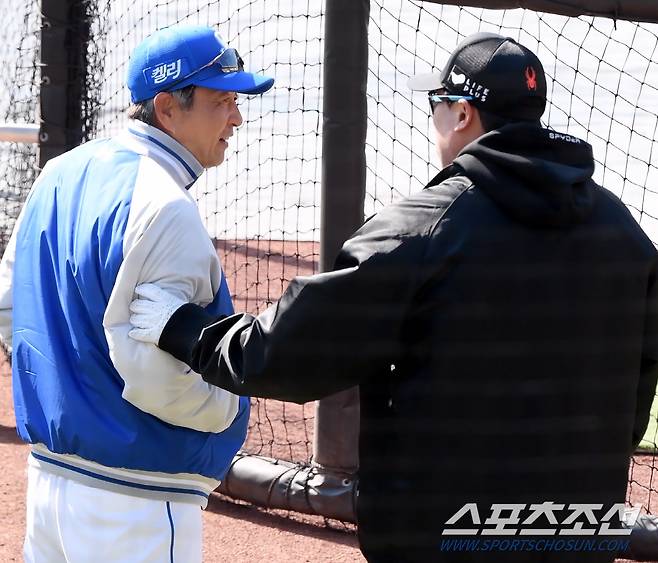 인천 동산고의 자랑인 정민태와 류현진. 누구보다 가깝고 아끼는 사이.