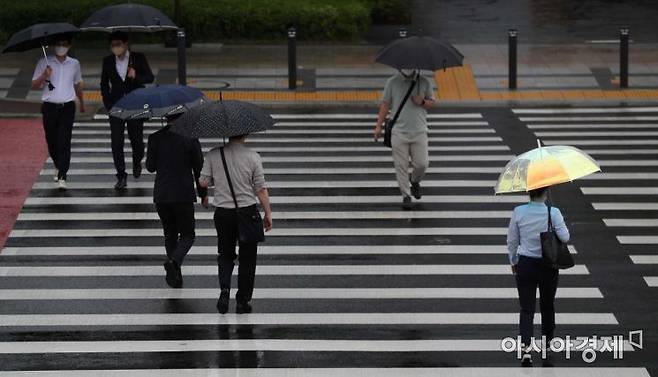 전국에 비가 내린 18일 서울 시청역 인근 횡단보도에서 우산을 쓴 시민들이 출근길 발걸음을 재촉하고 있다. /문호남 기자 munonam@