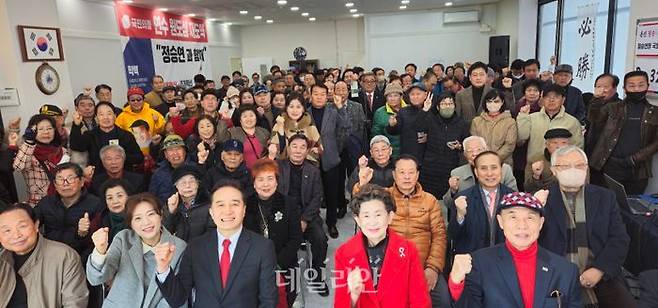 정승연 국민의힘 인천 연수갑 예비후보(앞줄 왼쪽에서 세 번째)가 9일 인천 연수구 청학동에 위치한 자신의 선거사무소에서 연 선거사무소 개소식에서 지지자들과 파이팅을 외치고 있다. ⓒ정승연 캠프 제공