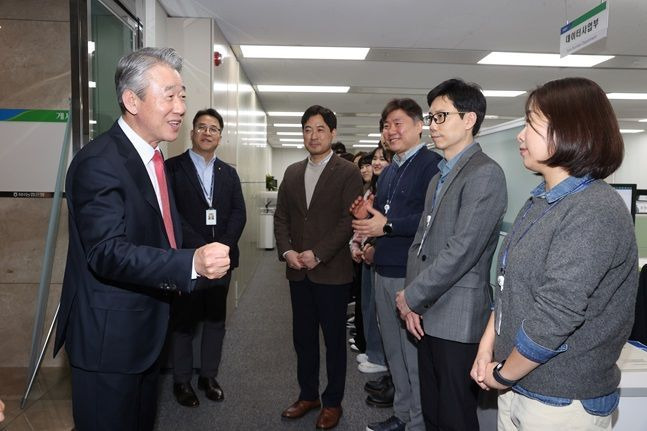 강호동 농협중앙회장(왼쪽)이 지난 7일 임기를 시작하면서 서울 중구 농협본부의 본관, 신관, 별관을 돌며 직원들과 인사하고 있다. ⓒ 농협중앙회 회장