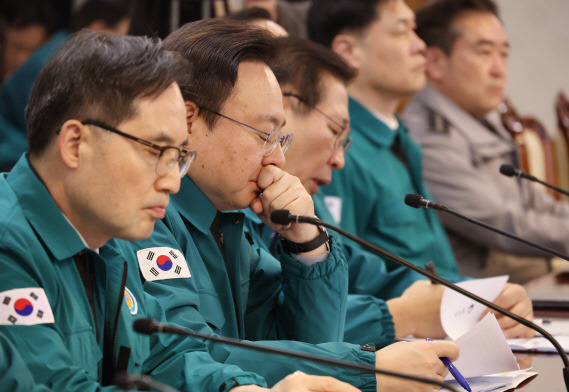 8일 오후 조규홍 보건복지부 장관이 서울 종로구 정부서울청사에서 열린 중앙재난안전대책 회의에서 한덕수 국무총리의 발언을 듣고 있다. 연합뉴스