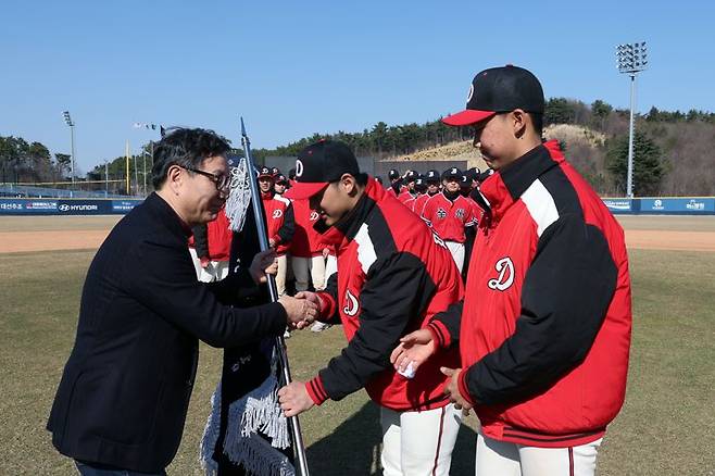 파이낸셜뉴스와 부산파이낸셜뉴스가 공동주최한 제11회 전국명문고야구열전에서 우승을 차지한 덕수고 선수들이 우승기를 전달받고 있다. 사진=서동일 기자