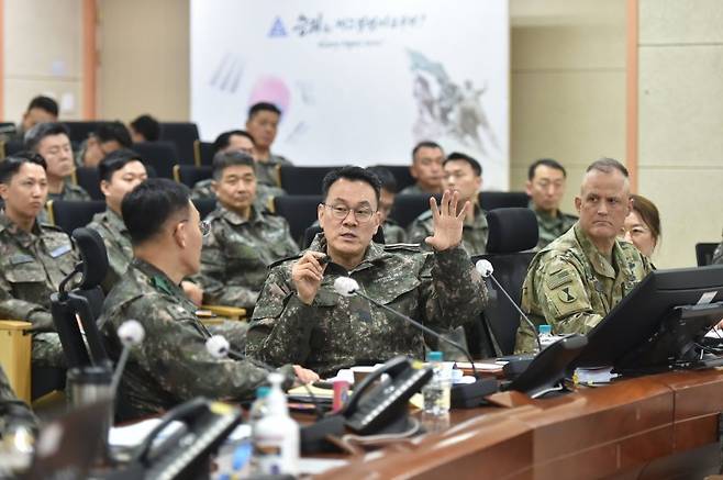 김명수 합참의장이 10일 2작전사령부에서 고창준 2작전사령관과 앤드류 주크넬리스 연합후방지역부조정관 등 한미 주요 직위자들에게 '24 FS 연습을 보고받고 지도를 하고 있다. 사진=합참 제공