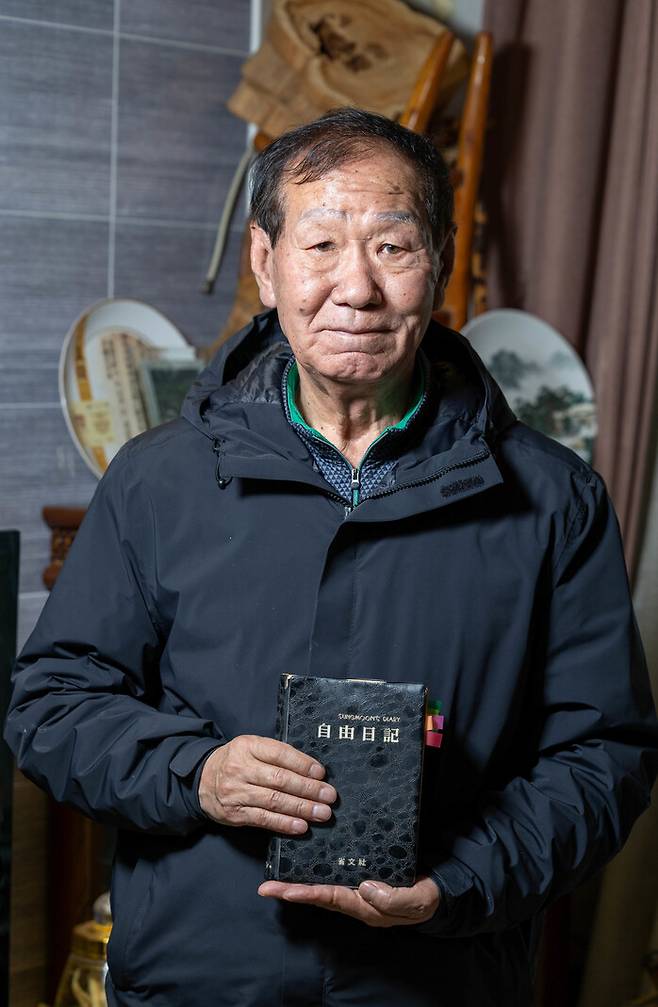 베트남전 참전군인 박병조씨가 1968년 2월부터 12월까지 베트남에서 쓴 전장 일기를 보여주고 있다. 김진수 선임기자