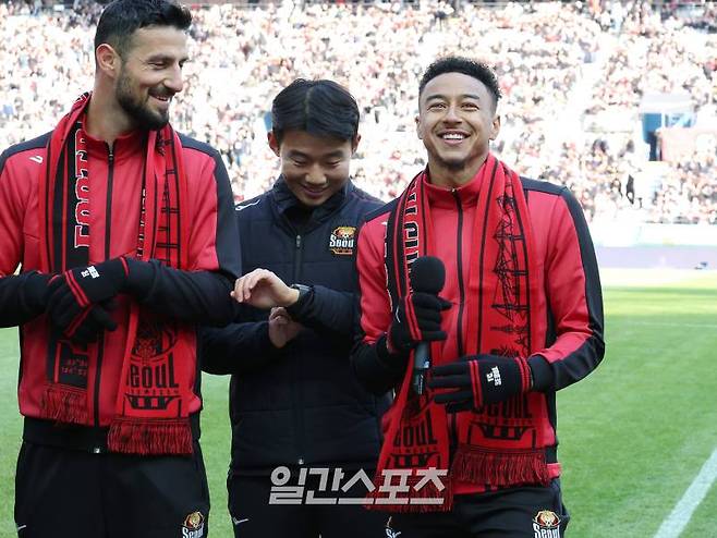 프로축구 '하나원큐 K리그1 2024' 2라운드 FC서울과 인천유나이티드의 경기가 10일 오후 서울 상암동 서울월드컵경기장에서 열렸다. 경기 전 린가드가 새롭게 합류한 선수들과 함께 홈팬들에게 인사하며 미소짓고 있다. 상암=김민규 기자 mgkim1@edaily.co.kr /2024.03.10/