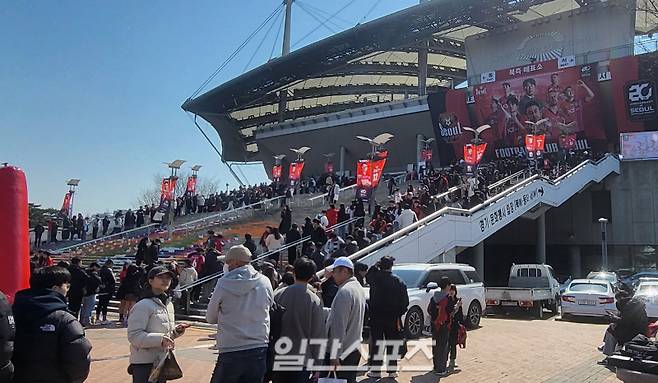 10일 오후 4시 열리는 FC서울과 인천 유나이티드의 K리그1 경기가 열리는 서울월드컵경기장. 킥오프 4시간을 앞둔 시점인데도 입장을 기다리는 팬들로 긴 줄이 세워졌다. 사진=김명석 기자&nbsp;
