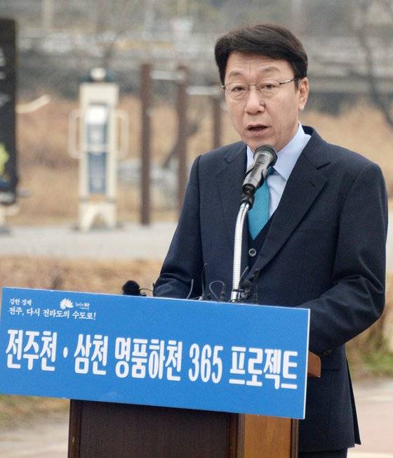 우범기 전주시장이 지난달 6일 전북 전주시 전주시자원봉사센터 앞 천변에서 "2028년까지 577억원을 들여 전주천·삼천을 명품 하천으로 만들겠다"고 밝히고 있다. 뉴스1