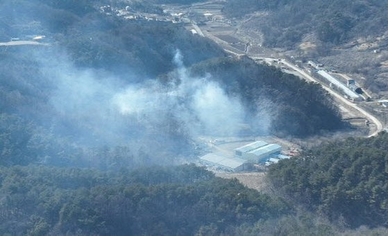 10일오후 3시6분쯤 충남 금산군 진산면 만악리의 야산에서 산불이 발생, 연기가 하늘로 솟아오르고 있다. [사진 산림청]