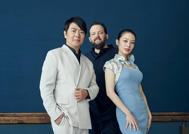 랑랑(왼쪽)의 새 앨범 ‘생상스’의 오케스트라 연주는 안드리스 넬손스(가운데) 지휘로 독일 라이프치히 게반트하우스 오케스트라가 맡았다. 여기에 랑랑의 아내 지나 앨리스(오른쪽)가 제2 피아니스트로 앨범에 참여했다.     유니버설뮤직