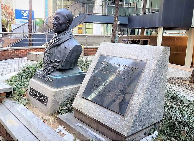 이회영 집터(현 서울 YWCA) 명동에는 명문가들도 다수 세거했다. 이회영 6형제는 막대한 재산을 처분하고 전가족과 함께 중국으로 망명해 독립운동에 헌신했다. 이회영은 백사 이항복의 10대손으로, 그의 가문은 숱한 정승, 판서를 배출했다. [중구문화원]