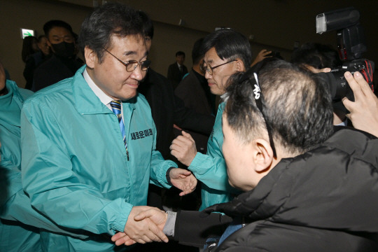 이낙연 새로운미래 공동대표가 10일 오후 광주 서구 김대중컨벤션센터에서 열린 결의대회에 참석하며 지지자들과 악수하고 있다. 뉴시스