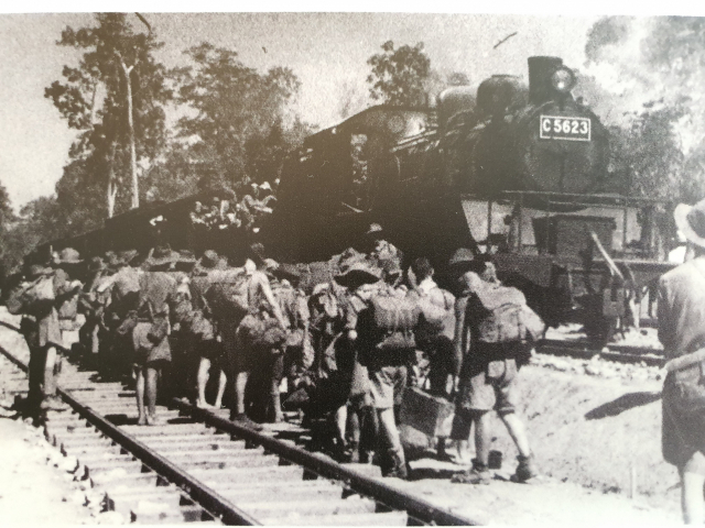 ▲C5623호 기관차가 견인하는 열차에 탑승하기 위해 모여선 연합군 포로들 - 야스쿠니 전쟁박물관 ⓒ박흥수