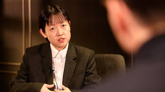 인터뷰 중인 셀린 송 감독 / 김태훈