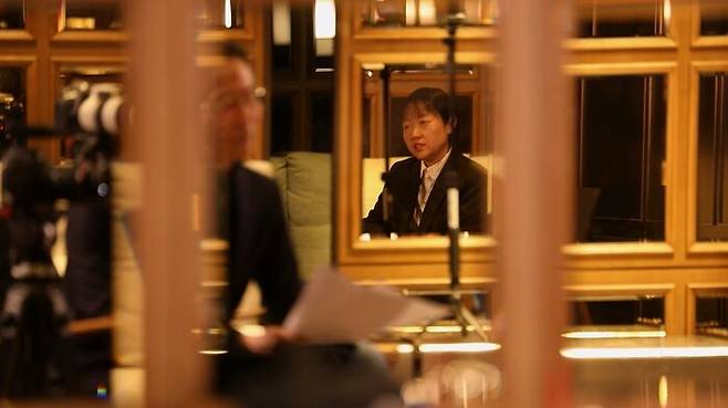 인터뷰하는 셀린 송 감독 / 김태훈