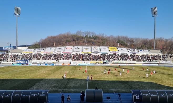 9일 열린 충남아산FC 홈 개막전에서 이순신종합운동장 본부석 건너편 스탠드를 꽉 메운 관중들.