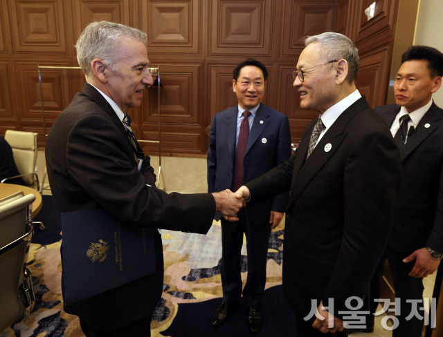 유인촌(오른쪽) 문화체육관광부 장관이 지난 5일 인천 영종도 인스파이어 IR 개장식에 참석해 필립 골드버그 주한미국 대사와 인사를 나누고 있다. 사진 제공=문체부