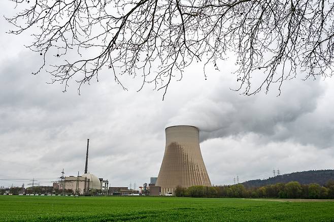 지난해 3월3일 독일 바이에른주 에센바흐의 이자르2 원전의 모습. 한 달 뒤 가동을 중단했다.ⓒEPA