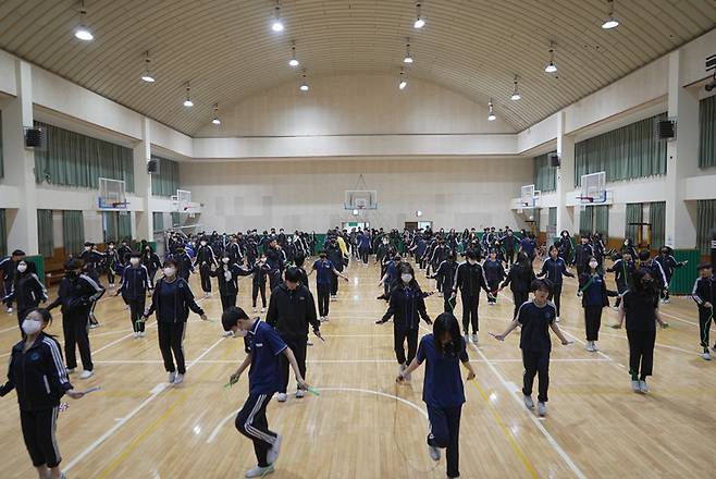 2월28일 부산 북구 금명중학교 학생들이 0교시 아침 운동인 아침체인지에 참여하고 있다. ⓒ부산교육청 제공