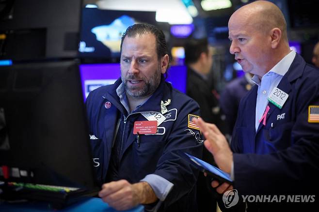 뉴욕증권거래소(NYSE) 입회장에서 일하는 트레이더들의 모습 [연합뉴스 자료사진]