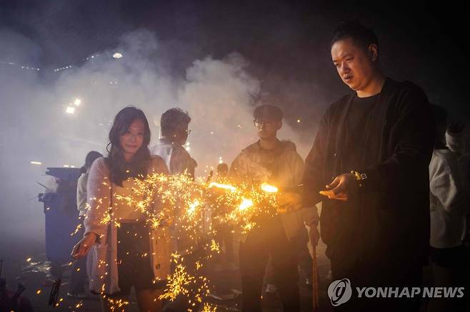 춘제 기념 불꽃놀이 하는 중국 시민들 (마카오 AFP=연합뉴스) 지난 2월 14일 마카오 시민들이 춘제를 기념하는 불꽃놀이를 하고 있다. 중국 전역에서는 최대 명절인 춘제 연휴를 맞아 곳곳에서 다양한 불꽃놀이가 펼쳐지고 있다. 2024.02.15 [연합뉴스 자료사진. 재판매 및 DB 금지]