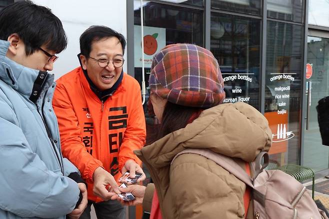 개혁신당 금태섭 후보 개혁신당 금태섭 후보가 7일 서울 종로구 교남동 거리에서 시민들을 만나고 있다. 2024. 03. 07. [사진 = 금 후보 측 제공]