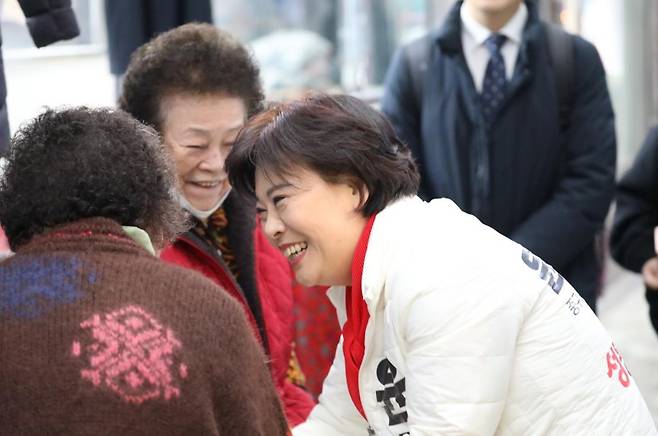 중·성동갑 국민의힘 윤희숙 후보 지난 5일 서울 성동구 뚝도시장을 방문한 국민의힘 윤희숙 후보가 시민들과 인사 하고 있다. [국민의힘 윤희숙 후보 측 제공. DB 및 재판매 금지]