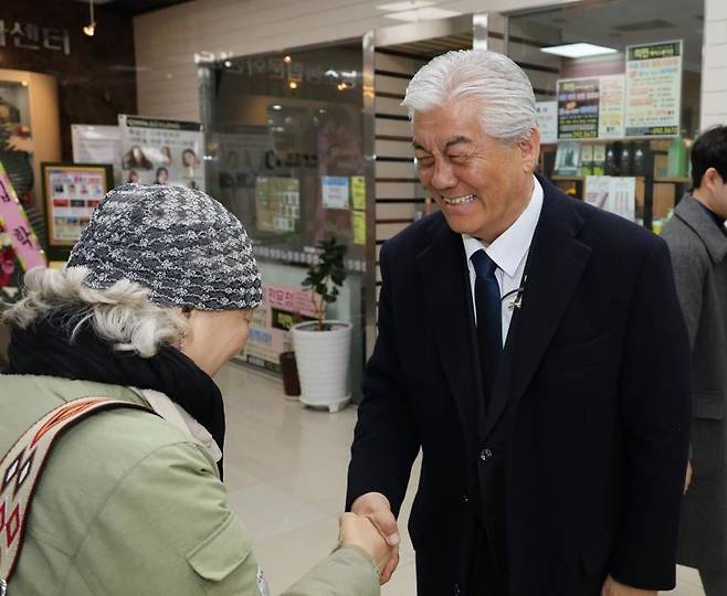 지난 7일 오전 울산시 북구 신천동의 한 지역농협 문화센터 행사장을 찾은 무소속 이상헌 후보가 현장에서 만난 주민과 악수하며 인사하고 있다. [촬영 허광무]